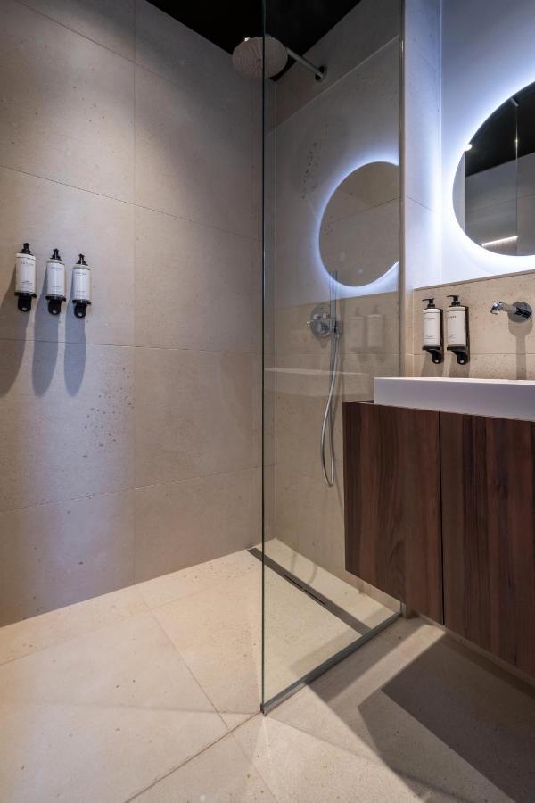 One Two Four - Hotel & Spa Gent Bagian luar foto