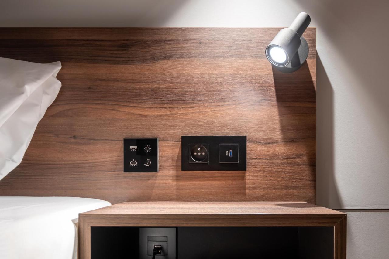 One Two Four - Hotel & Spa Gent Bagian luar foto
