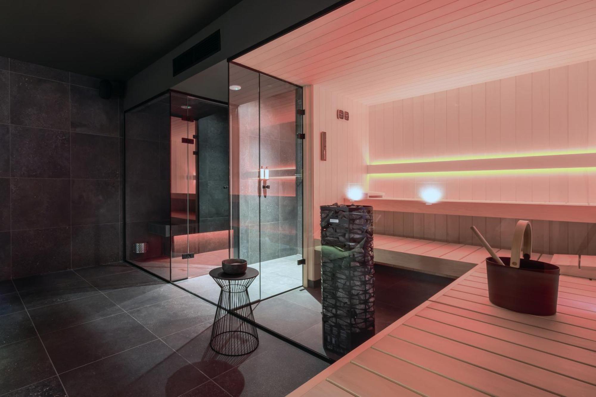 One Two Four - Hotel & Spa Gent Bagian luar foto
