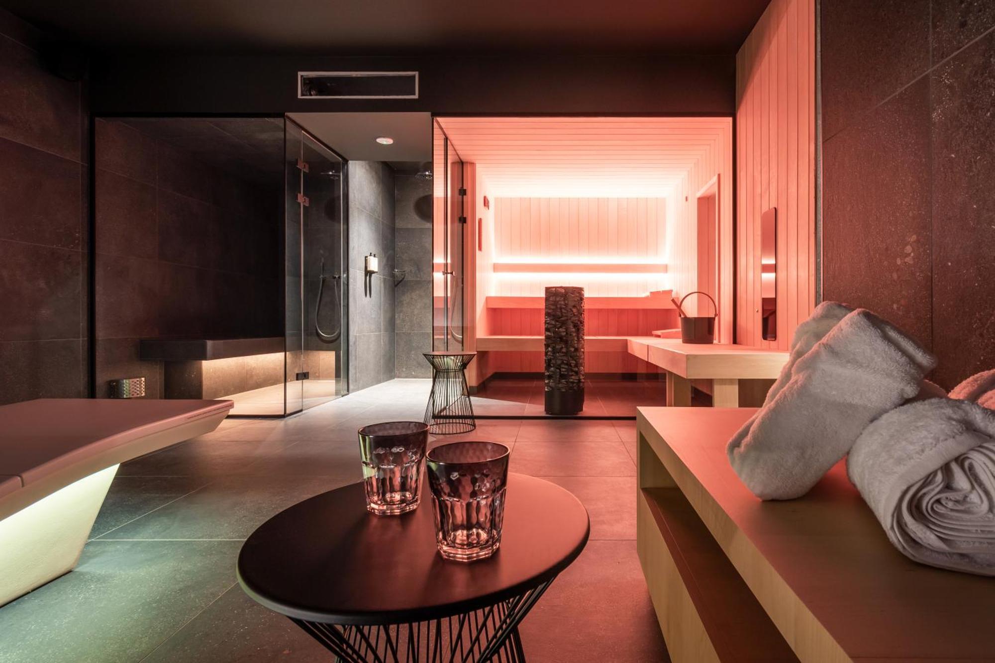 One Two Four - Hotel & Spa Gent Bagian luar foto
