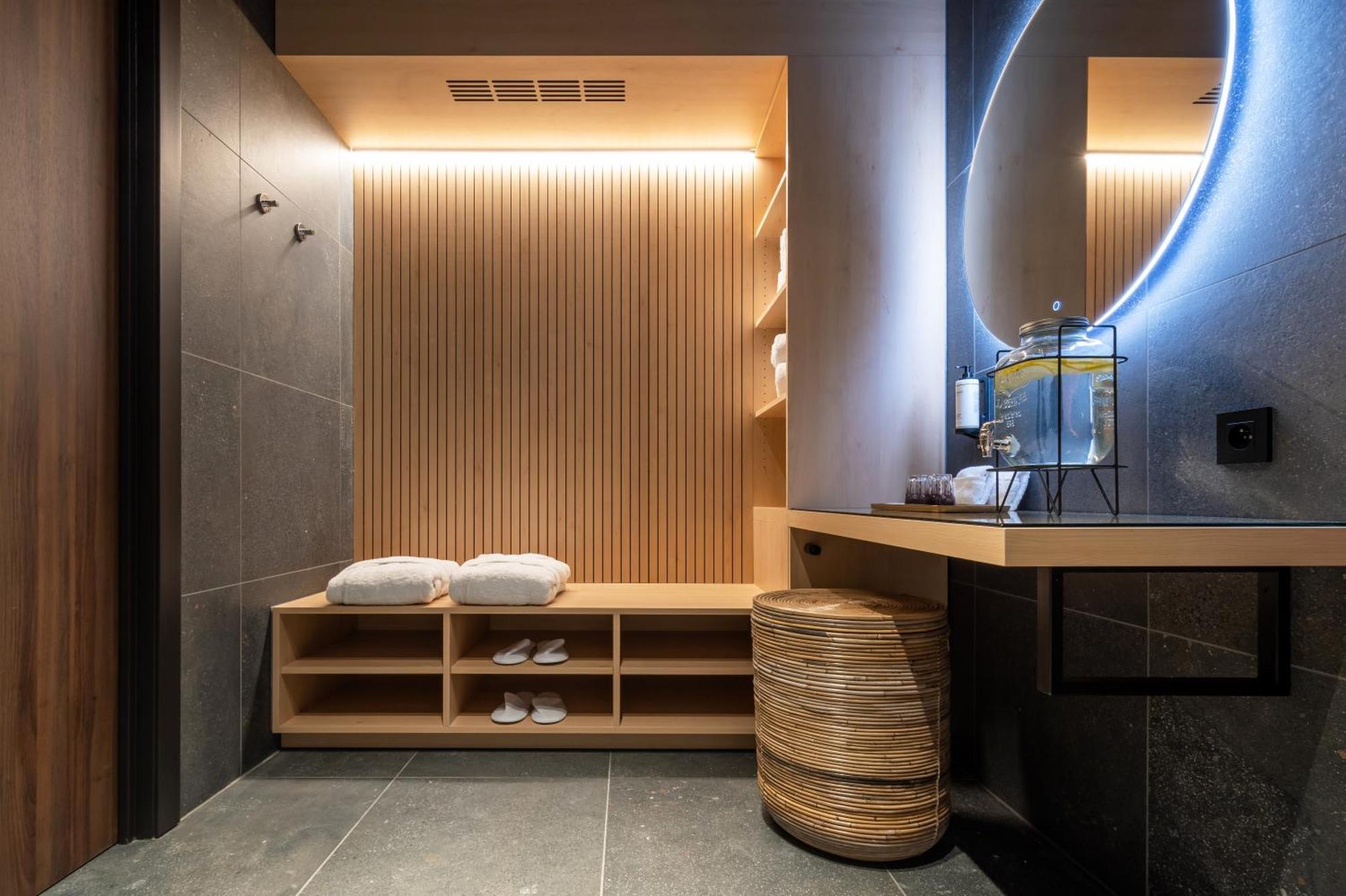 One Two Four - Hotel & Spa Gent Bagian luar foto