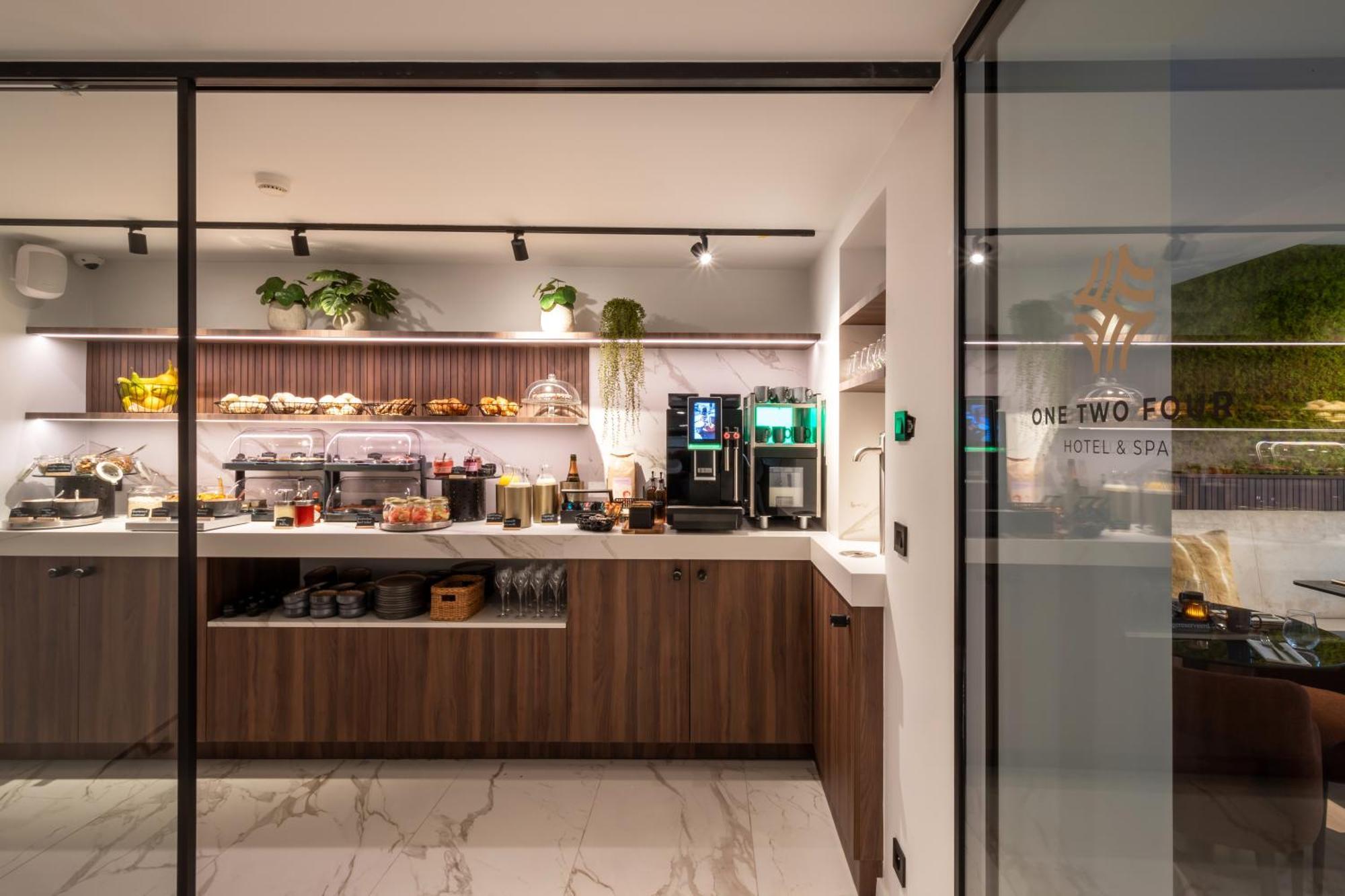 One Two Four - Hotel & Spa Gent Bagian luar foto