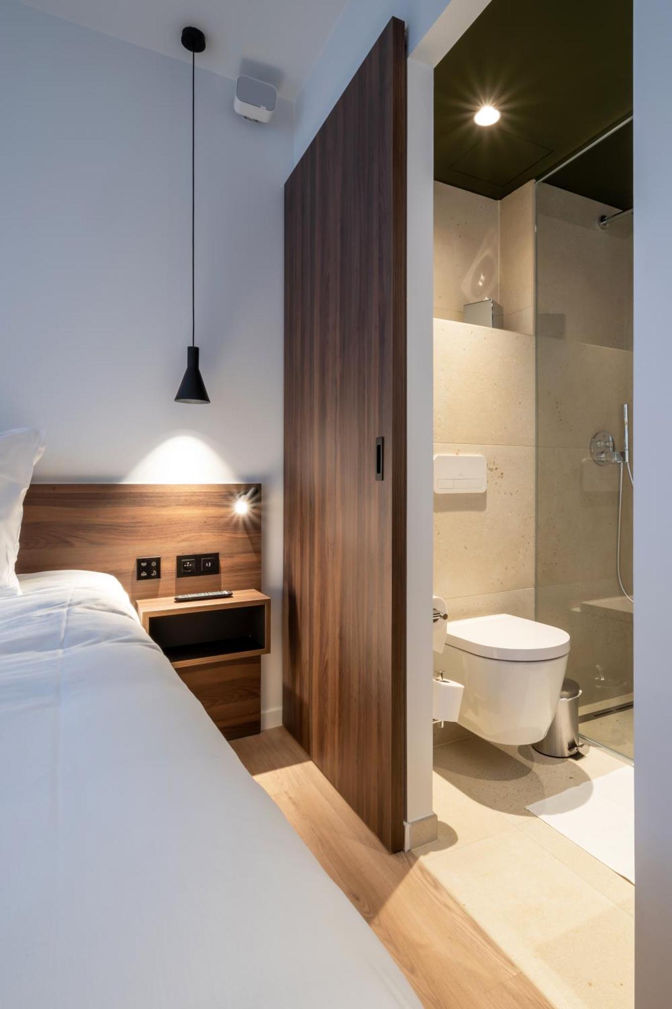 One Two Four - Hotel & Spa Gent Bagian luar foto