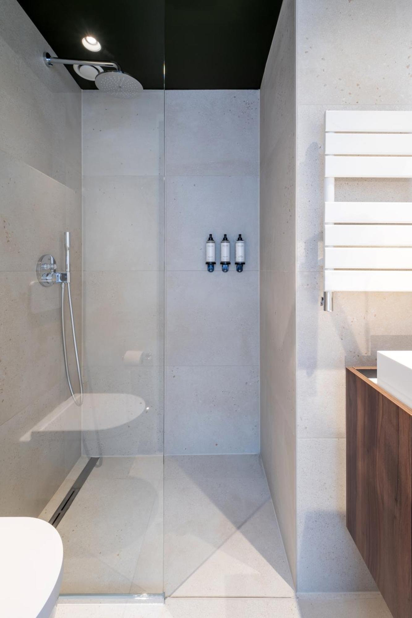 One Two Four - Hotel & Spa Gent Bagian luar foto